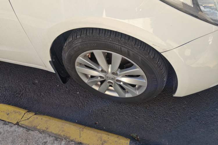 Used Kia K3 2013 1.6L Automatic GL Right Front Wheel Hub