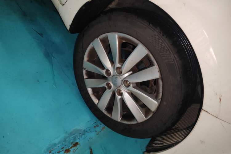 Used Kia K3 2013 1.6L Automatic GLS Right Front Wheel Hub