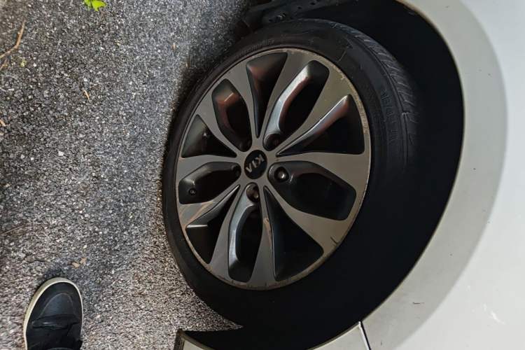 Used Kia K3 2013 1.6L Automatic Premium Right Front Wheel Hub