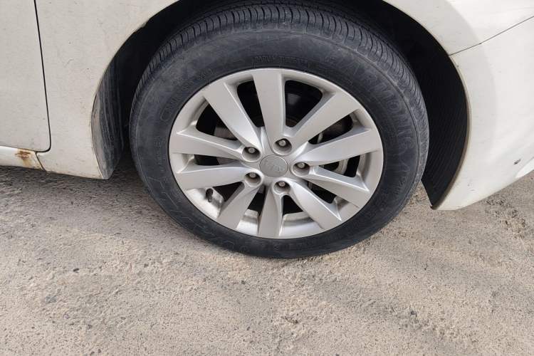 Used Kia K3 2013 1.6L Manual GLS Right Front Wheel Hub