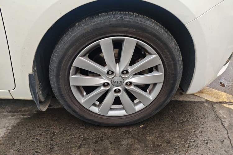 Used Kia K3 2013 1.6L Manual GLS Right Front Wheel Hub