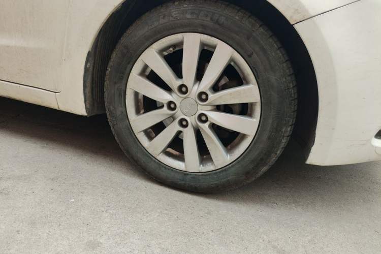 Used Kia K3 2013 1.6L Automatic GLS Right Front Wheel Hub