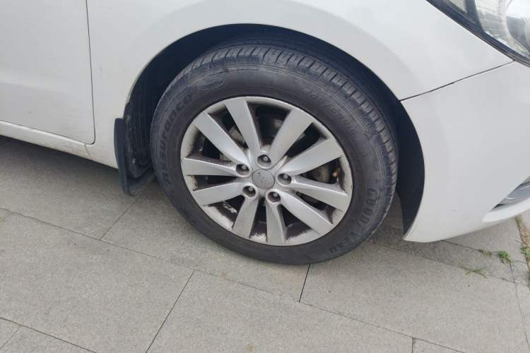 Used Kia K3 2013 1.6L Automatic GLS Right Front Wheel Hub