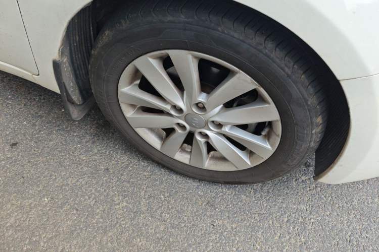 Used Kia K3 2013 1.6L Automatic GLS Right Front Wheel Hub