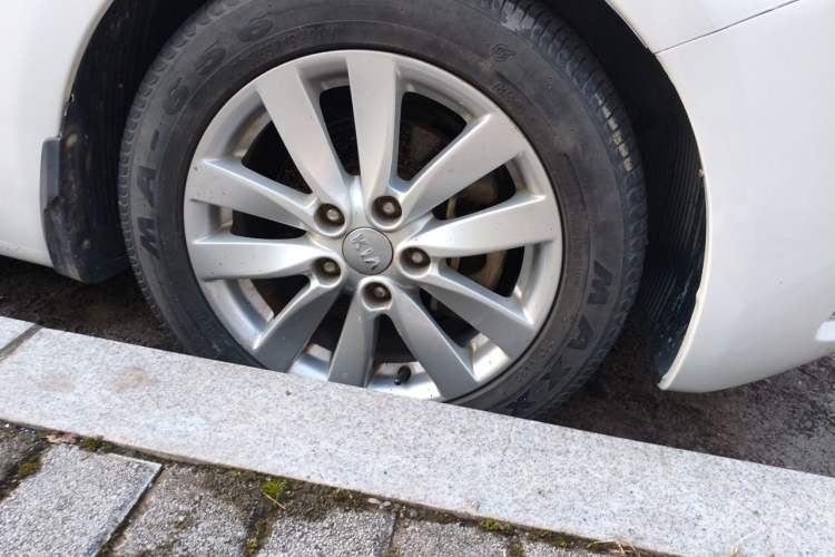 Used Kia K3 2013 1.6L Automatic GLS Right Front Wheel Hub