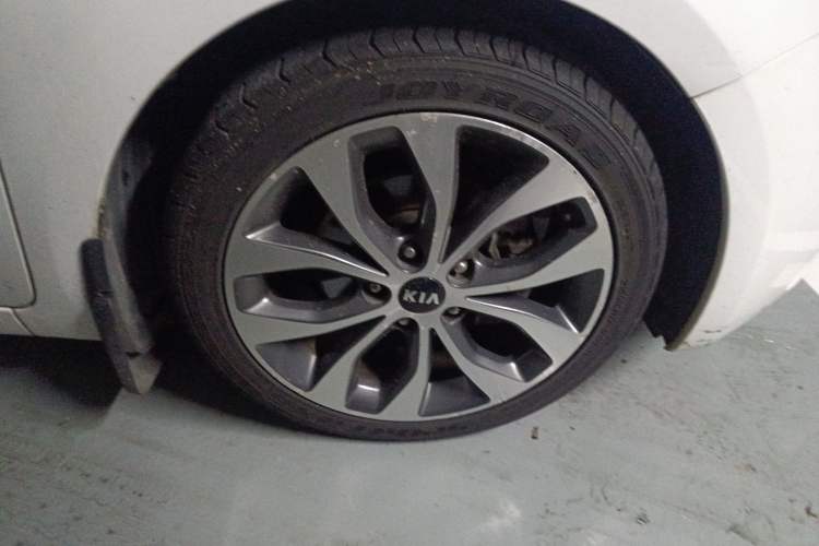 Used Kia K3 2013 1.8L Automatic Premium Right Front Wheel Hub