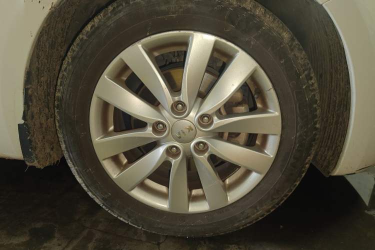 Used Kia K3 2013 1.6L Manual GLS Right Front Wheel Hub