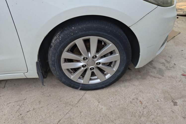 Used Kia K3 2013 1.6L Manual GLS Right Front Wheel Hub