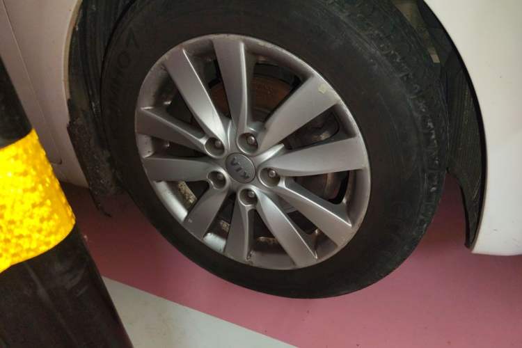 Used Kia K3 2013 1.6L Automatic DLX Right Front Wheel Hub