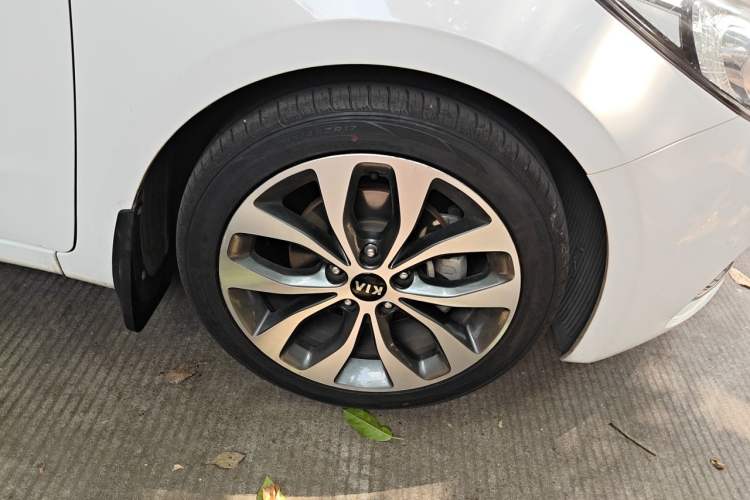 Used Kia K3 2013 1.6L Automatic GLS Right Front Wheel Hub