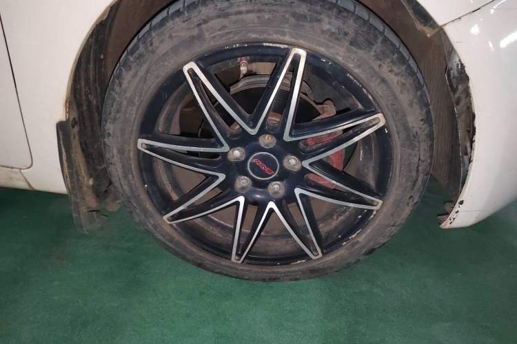 Used Kia K3 2013 1.6L Automatic GLS Right Front Wheel Hub