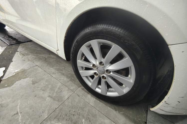 Used Kia K3 2013 1.6L Automatic GLS Right Front Wheel Hub