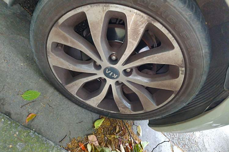Used Kia K3 2013 1.8L Automatic Premium Right Front Wheel Hub