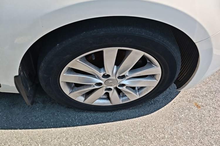 Used Kia K3 2013 1.6L Manual GLS Right Front Wheel Hub