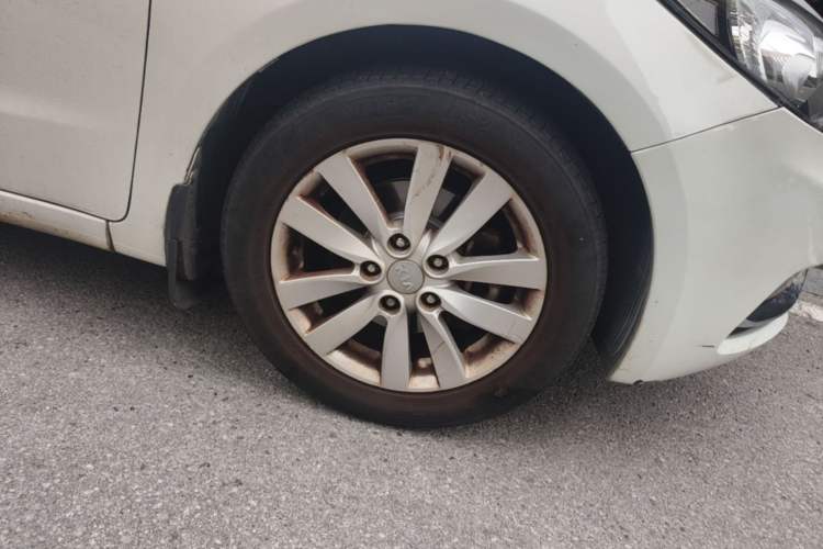 Used Kia K3 2013 1.6L Automatic GLS Right Front Wheel Hub