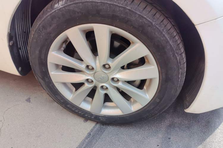 Used Kia K3 2013 1.6L Automatic GLS Right Front Wheel Hub