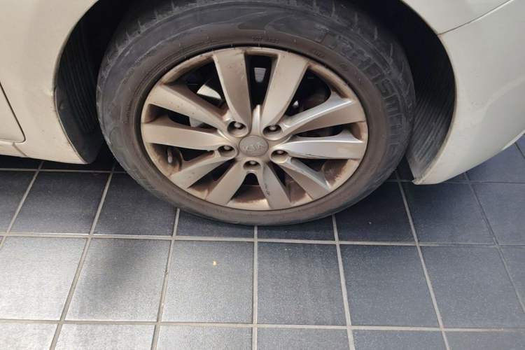 Used Kia K3 2013 1.6L Automatic GLS Right Front Wheel Hub