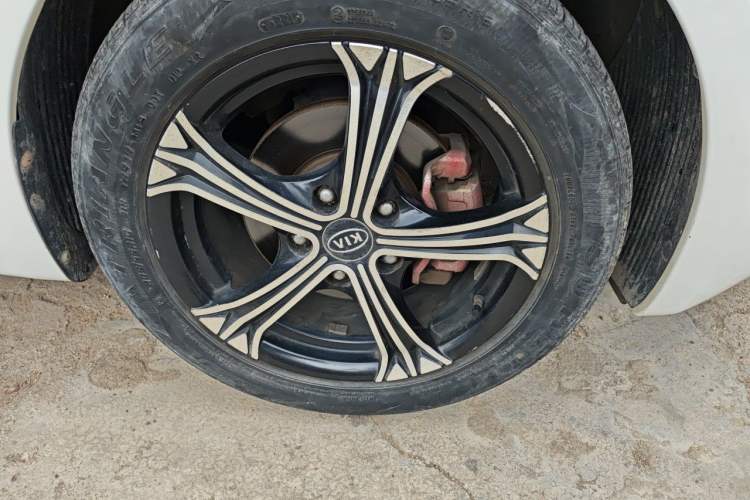Used Kia K3 2013 1.6L Automatic GL Right Front Wheel Hub