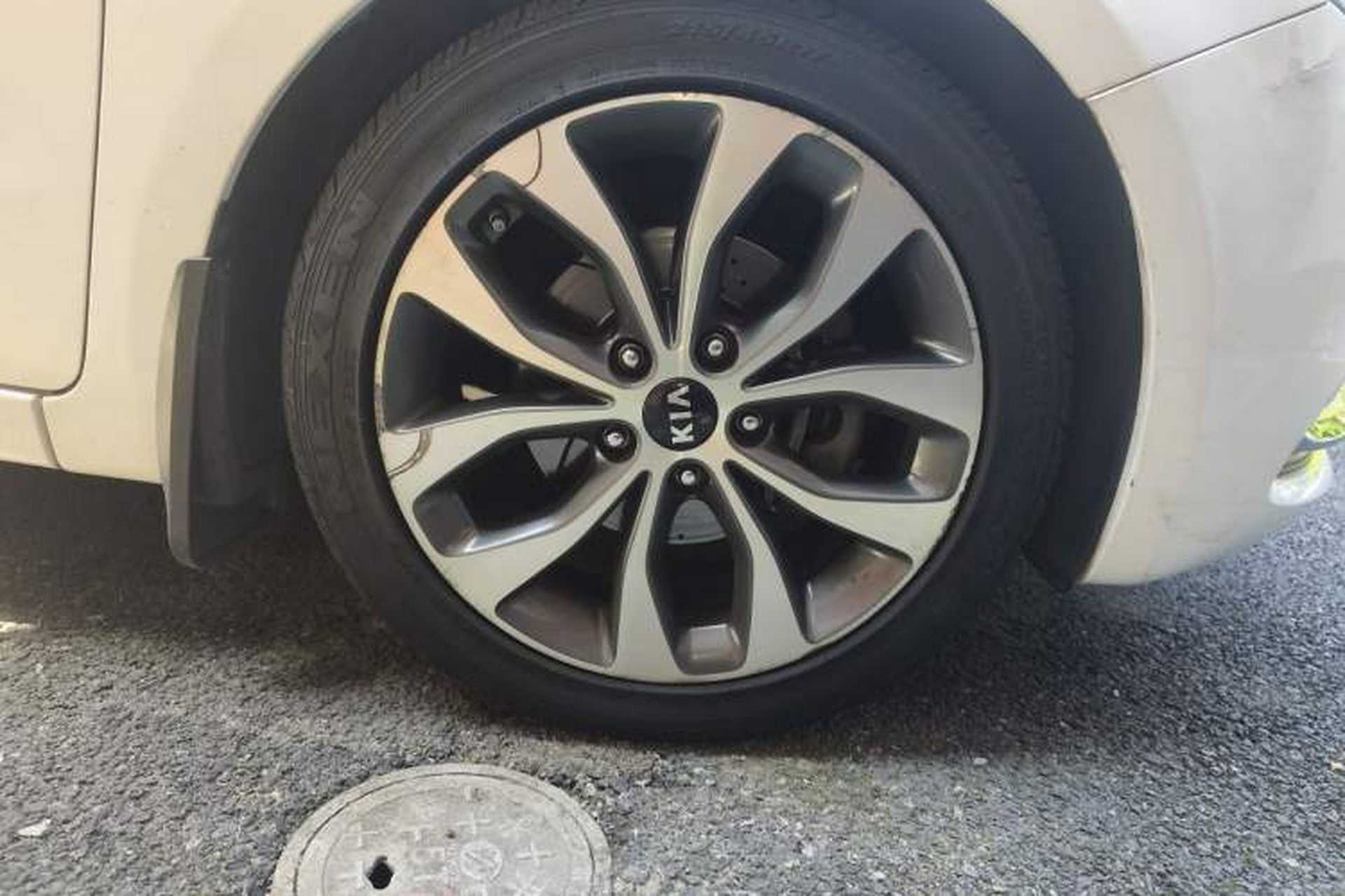 Used Kia K3 2013 1.6L Automatic Premium Right Front Wheel Hub