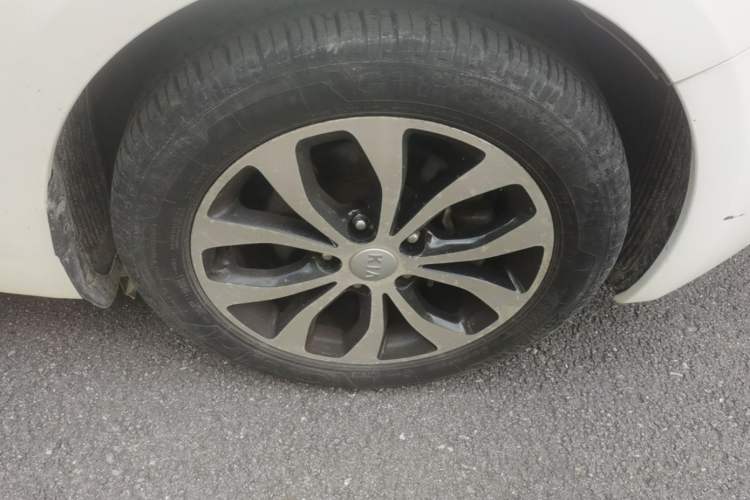 Used Kia K3 2013 1.6L Automatic GLS Right Front Wheel Hub