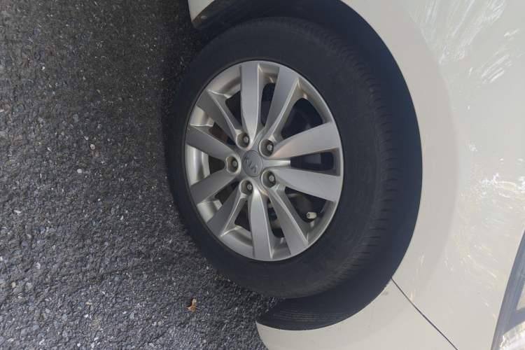 Used Kia K3 2013 1.6L Automatic GLS Right Front Wheel Hub