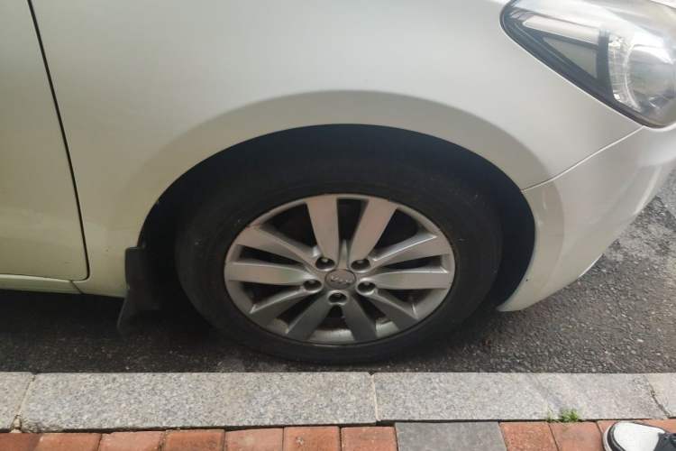 Used Kia K3 2013 1.6L Automatic DLX Right Front Wheel Hub