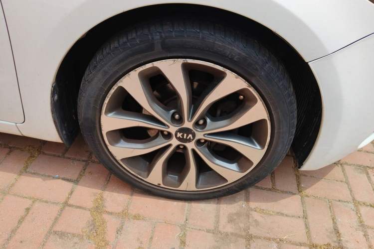 Used Kia K3 2013 1.6L Manual GLS Right Front Wheel Hub