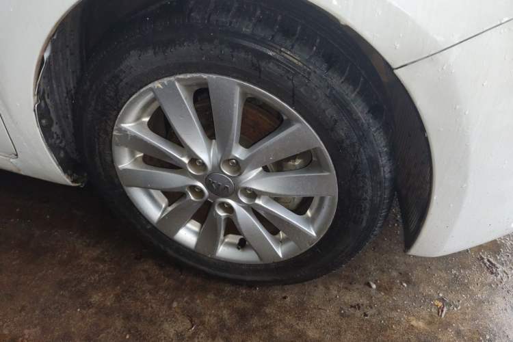 Used Kia K3 2013 1.6L Automatic GLS Right Front Wheel Hub