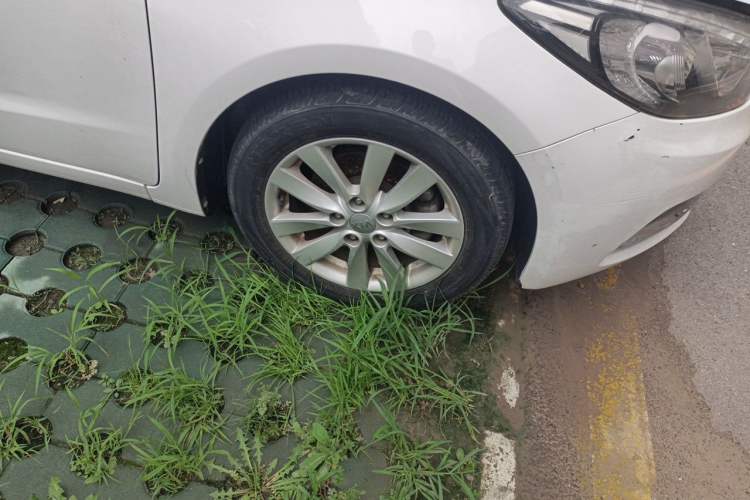 Used Kia K3 2013 1.6L Automatic GLS Right Front Wheel Hub