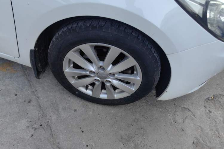Used Kia K3 2013 1.6L Automatic GLS Right Front Wheel Hub