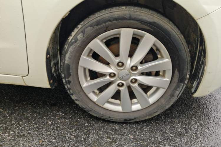 Used Kia K3 2013 1.6L Manual GLS Right Front Wheel Hub