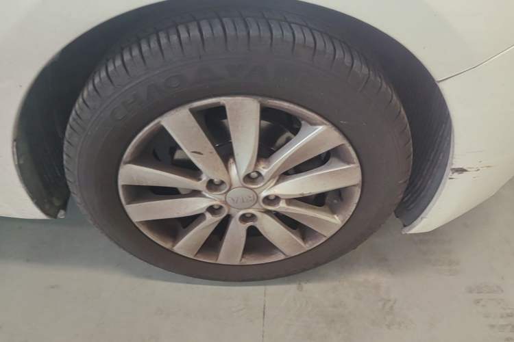 Used Kia K3 2013 1.6L Automatic GLS Right Front Wheel Hub
