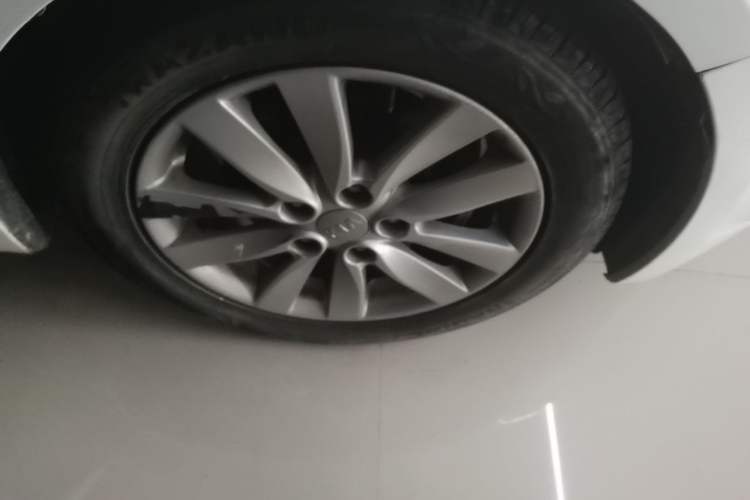 Used Kia K3 2013 1.6L Manual GLS Right Front Wheel Hub