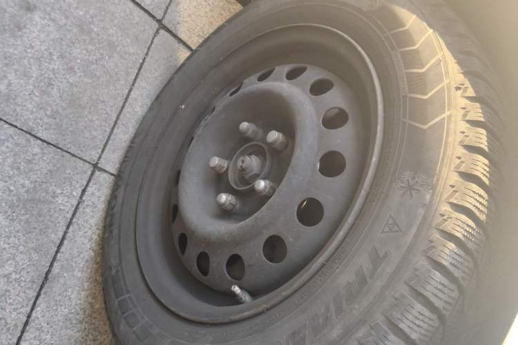 Used Kia K3 2013 1.6L Automatic Premium Right Front Wheel Hub