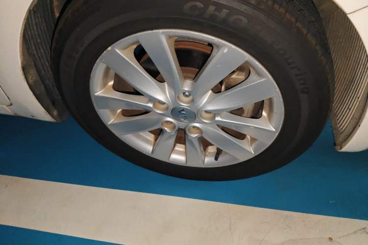 Used Kia K3 2013 1.6L Automatic GLS Right Front Wheel Hub