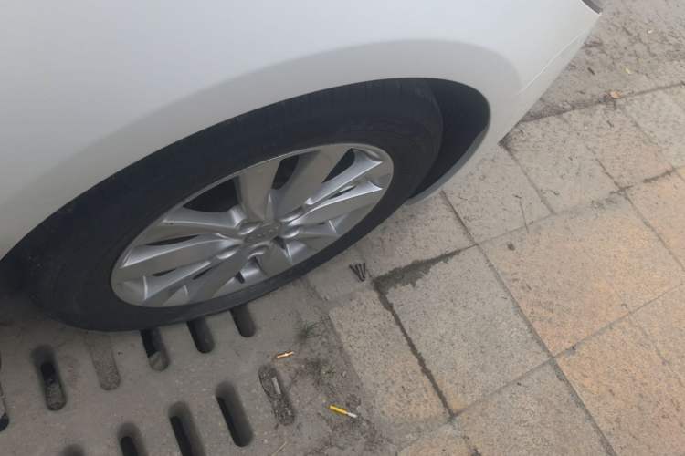 Used Kia K3 2013 1.6L Automatic GLS Right Rear Wheel Hub