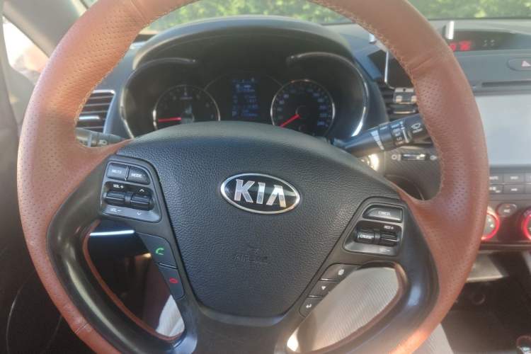 Used Kia K3 2013 1.6L Automatic GLS Steering Wheel