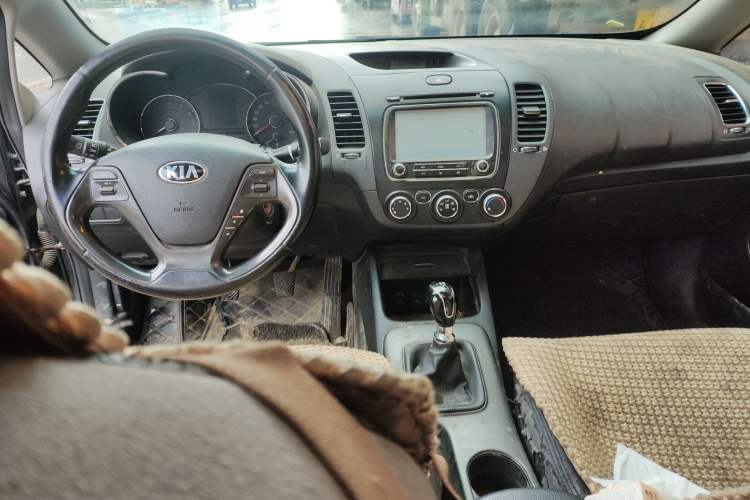 Used Kia K3 2015 1.6L Manual GLS Center Console