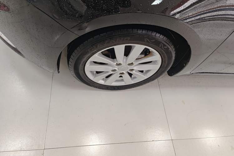 Used Kia K3 2015 1.6L Automatic GLS Left Front Wheel Hub