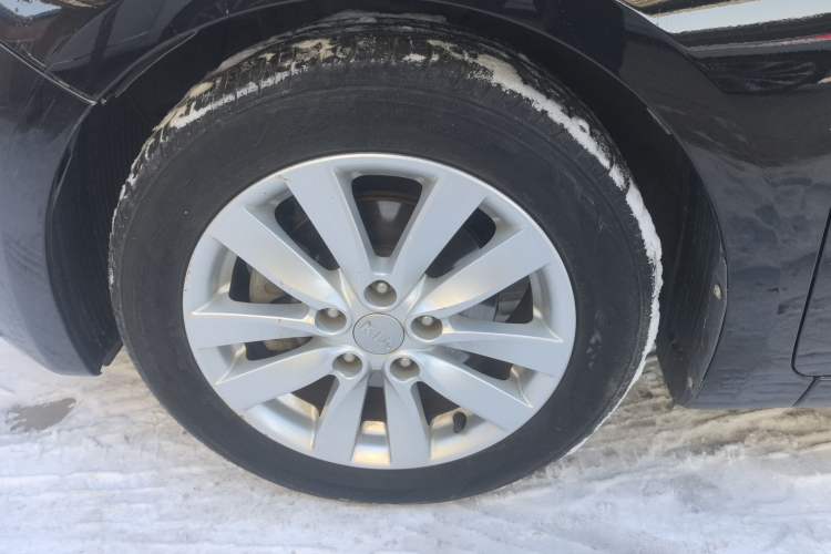 Used Kia K3 2015 1.6L Automatic GLS Left Front Wheel Hub