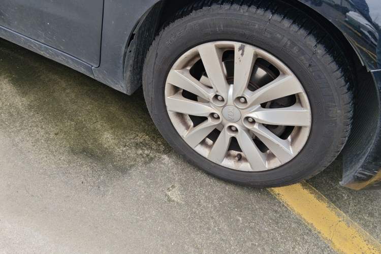 Used Kia K3 2015 1.6L Automatic GL Right Front Wheel Hub