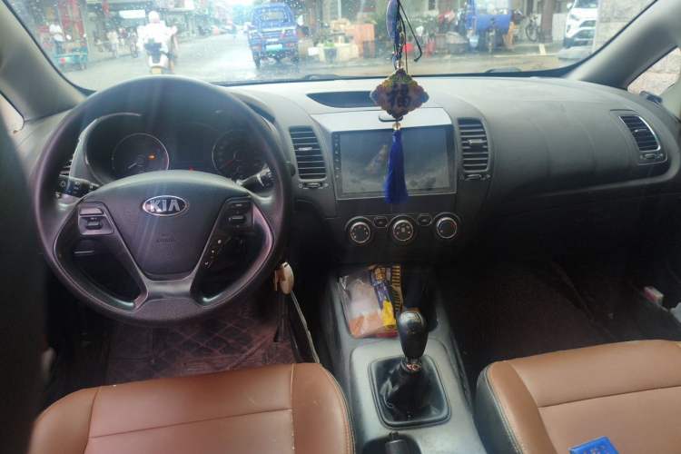 Used Kia K3 2015 1.6L Manual GL Center Console
