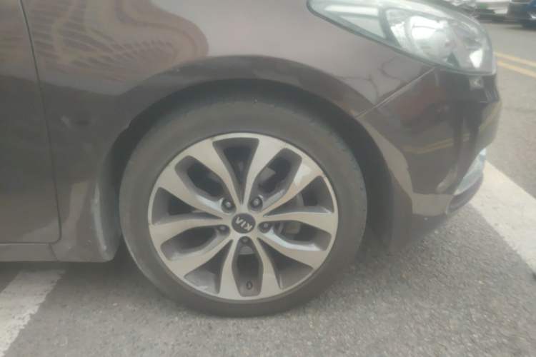 Used Kia K3 2015 1.6L Automatic GLS Right Front Wheel Hub
