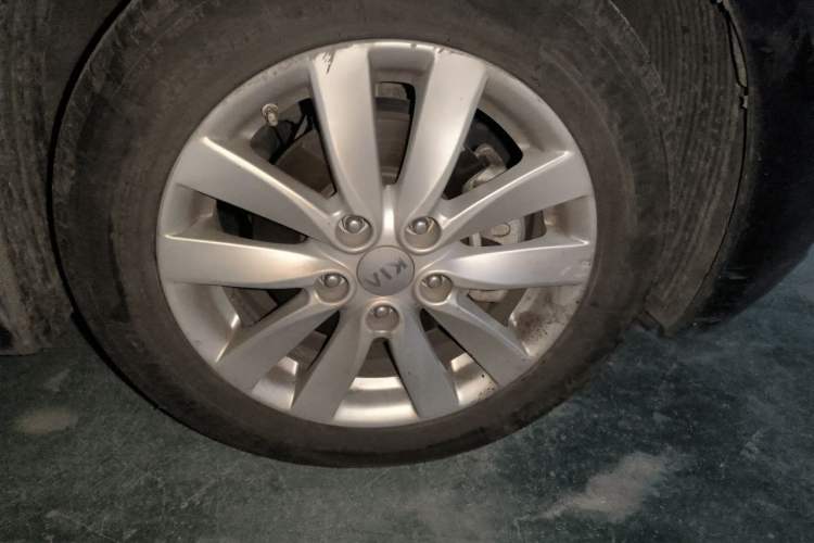 Used Kia K3 2015 1.6L Automatic GLS Right Front Wheel Hub