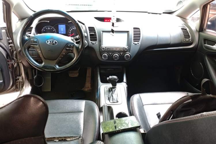 Used Kia K3 2015 1.6L Automatic GLS Center Console
