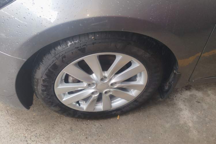 Used Kia K3 2015 1.6L Automatic DLX Left Front Wheel Hub