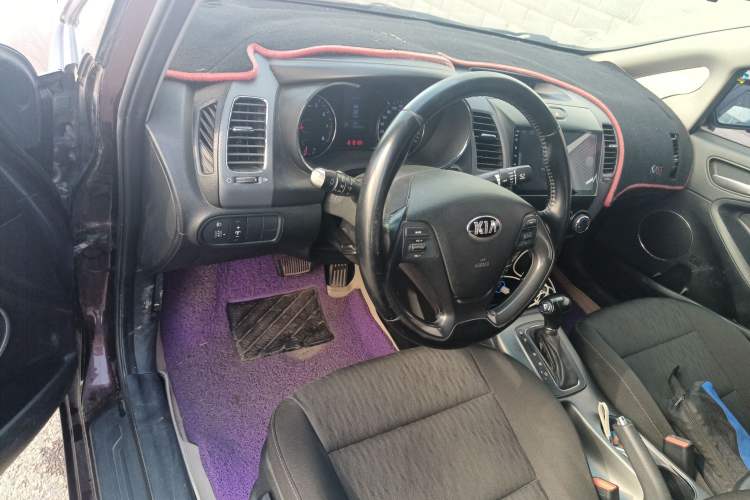 Used Kia K3 2015 1.6L Automatic GLS Center Console