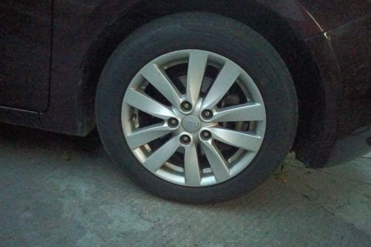 Used Kia K3 2015 1.6L Automatic GLS Right Front Wheel Hub