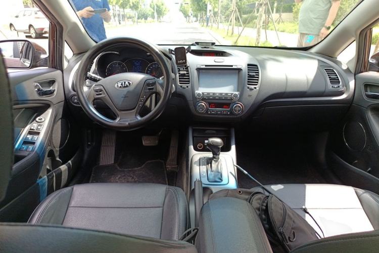 Used Kia K3 2015 1.6L Automatic DLX Center Console