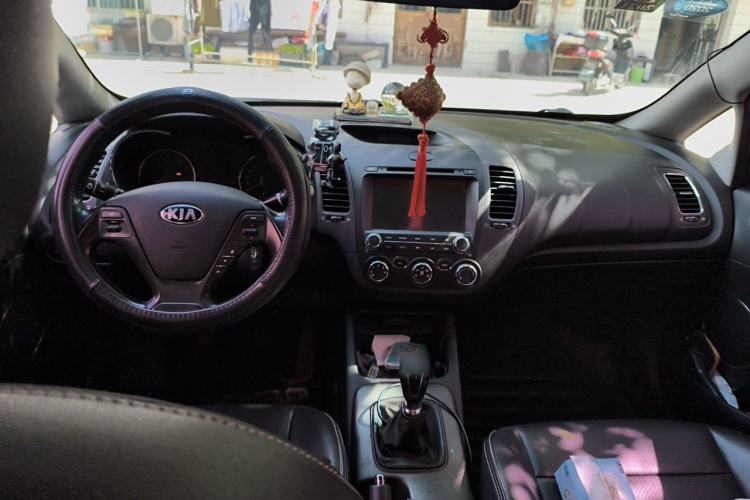 Used Kia K3 2015 1.6L Manual GLS Center Console
